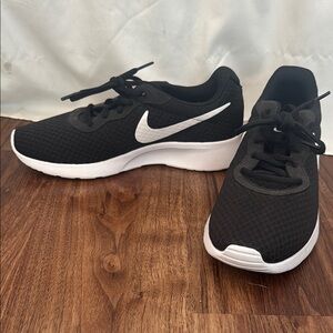 Nike Tanjun Running Shoes Black White size 8.5